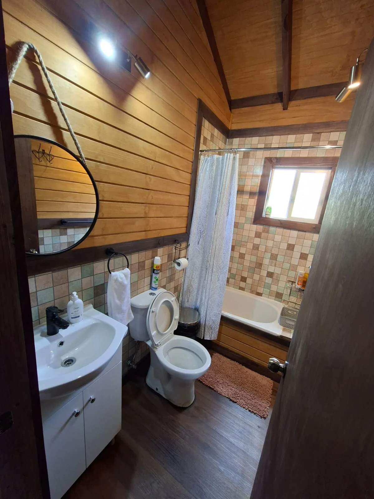 Baño de la cabaña. Cabaña chica de Tinaja Bellavista Coyhaique.