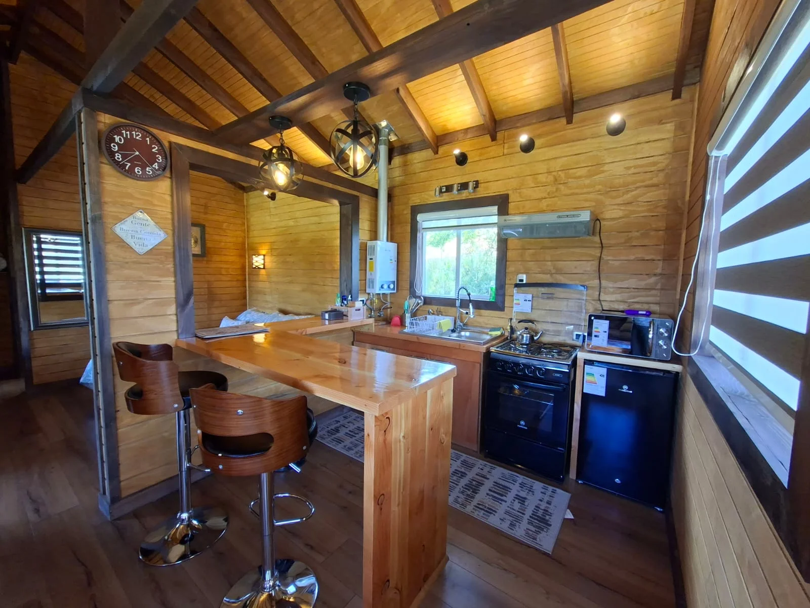 Cocina y barra para compartir. Cabaña chica de Tinaja Bellavista Coyhaique.