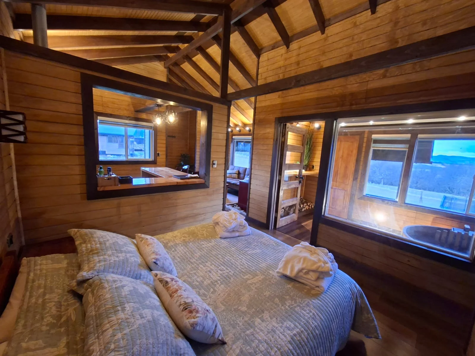 Panorámica del dormitorio y la tinaja. Cabaña chica de Tinaja Bellavista Coyhaique.