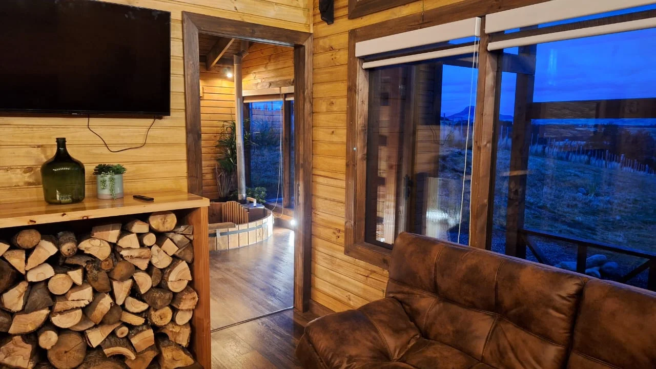 Un estar cálido para compartir. Cabaña grande de Tinaja Bellavista Coyhaique.