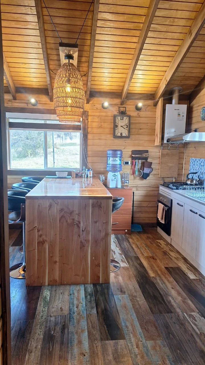 Cocina y barra de madera. Cabaña grande de Tinaja Bellavista Coyhaique.