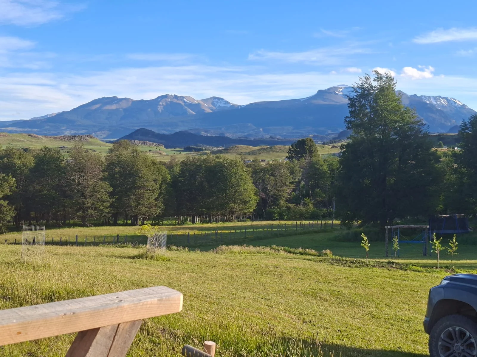 Vistas a las montañas de Aysén. Jardín de Tinaja Bellavista Coyhaique.